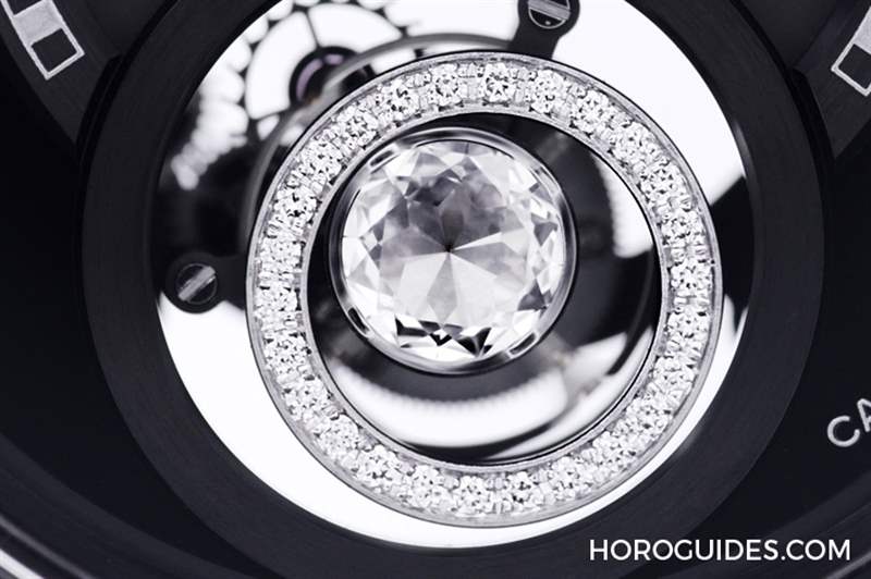 因為香奈兒CHANEL第五枚自制機芯Caliber 5，陀飛輪的運行開始發光｜J12鉆石陀飛輪腕表-復刻表