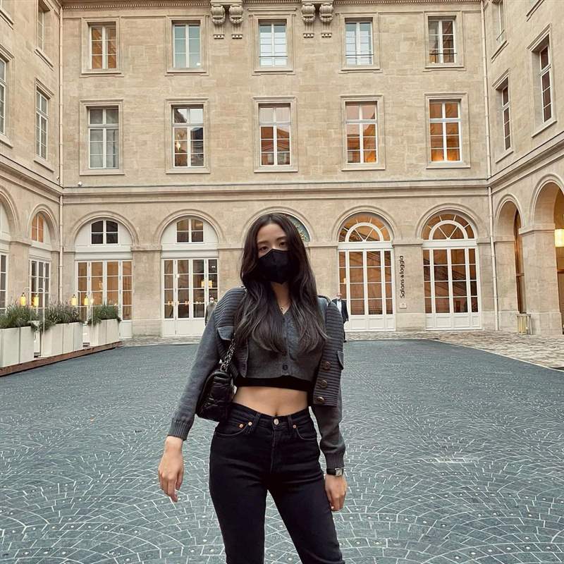 JisooBLACKPINK Jisoo私服珠寶手表造型特搜! Jisoo私服珠寶手表造型特搜!「卡地亞Tank表、LOVE戒指」打造都會個性范本-復刻表