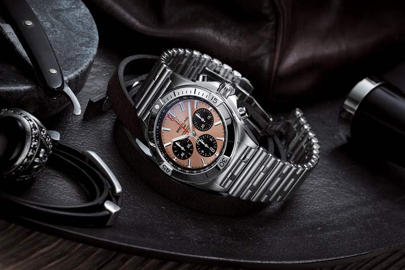 百年靈 Chronomat B01 42，帶有銅色表盤和黑色對比色計時盤