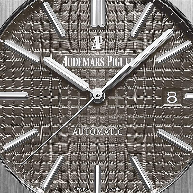 灰面的15450ST身價介於藍面與銀面之間，過去一年中價格漲幅達57%。（Source：IG@audemarspiguet）