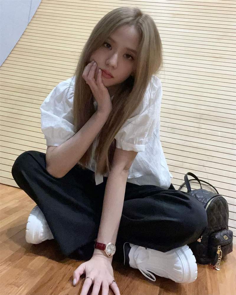 BLACKPINK Jisoo私服珠寶手表造型特搜! Jisoo私服珠寶手表造型特搜!「卡地亞Tank表、LOVE戒指」打造都會個性范本-復刻表
