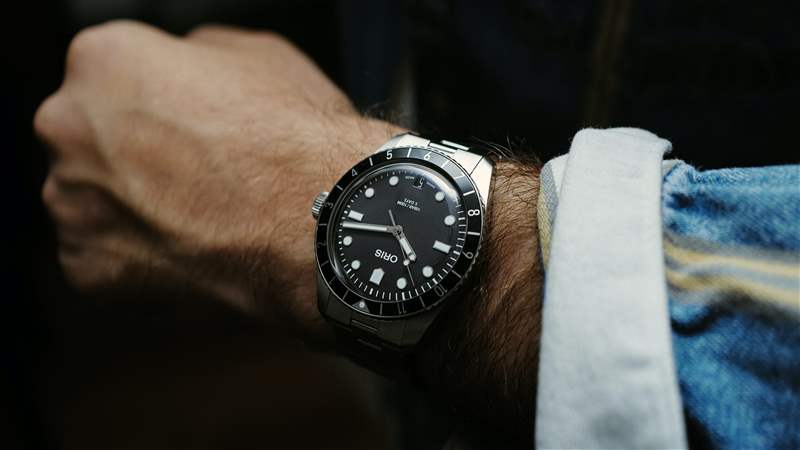 使用新款Oris Divers 65 親身體驗(yàn) 12 小時(shí)表圈和啞光表盤(pán)-復(fù)刻表