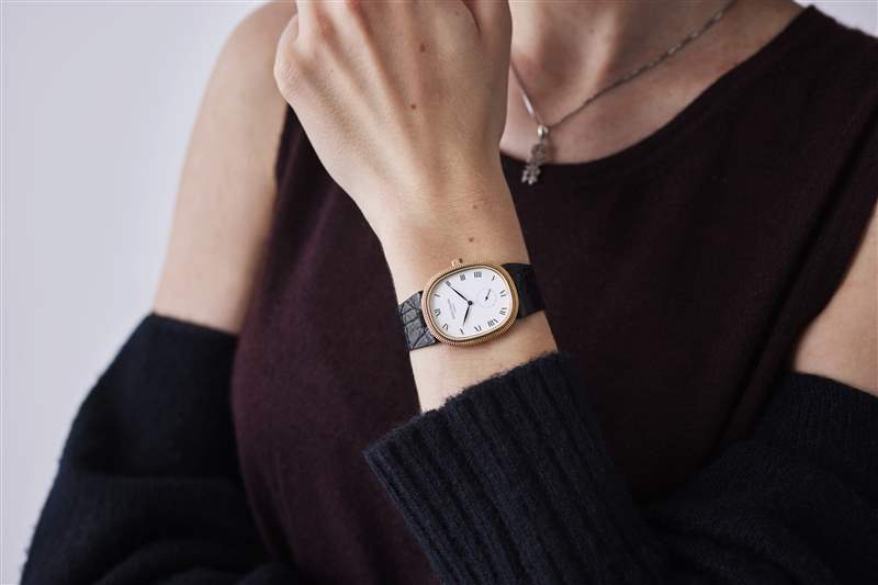 手腕上的復(fù)古百達翡麗