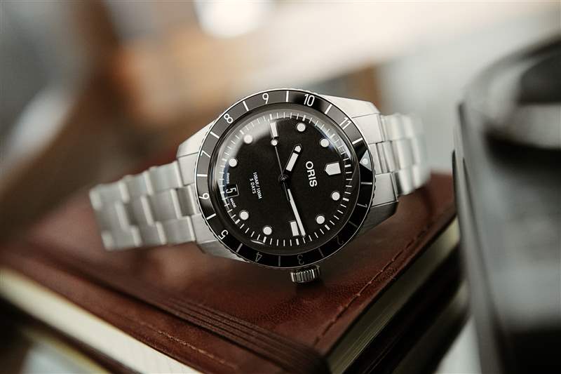 使用新款Oris Divers 65 親身體驗(yàn) 12 小時(shí)表圈和啞光表盤(pán)-復(fù)刻表