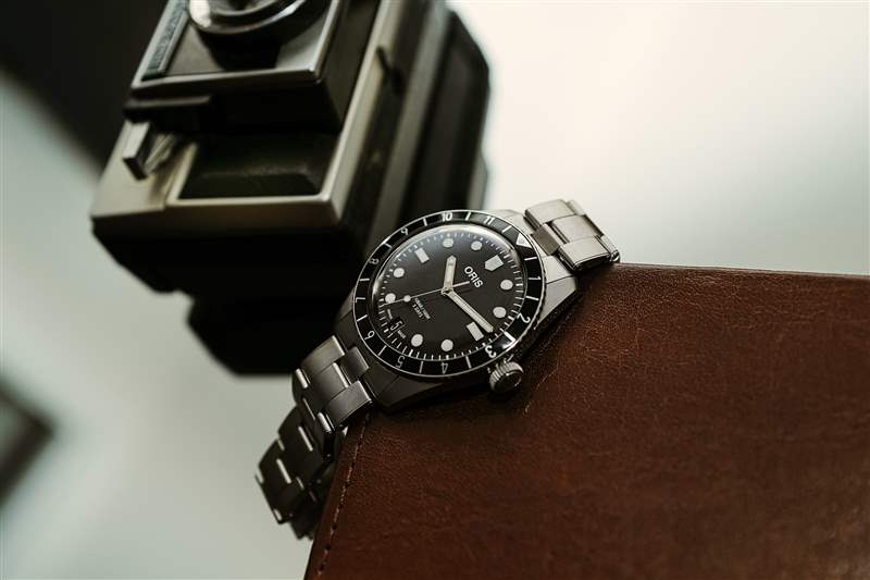 使用新款Oris Divers 65 親身體驗(yàn) 12 小時(shí)表圈和啞光表盤(pán)-復(fù)刻表