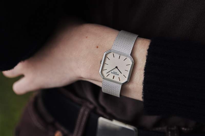 手腕上的復(fù)古百達翡麗