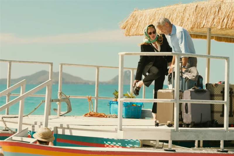 看電影喬治克魯尼試圖阻止他女兒的婚禮穿著歐米茄海馬Aqua Terra在“天堂門票”中-復刻表