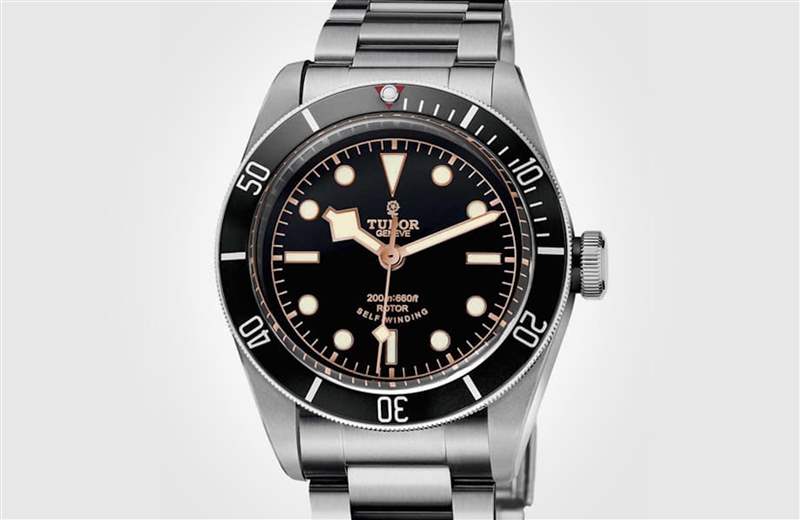 黑色錶圈的79220N由於生產(chǎn)週期相當(dāng)短暫,使其行情普遍高於其他79220款式。(TUDOR官網(wǎng)) 帝舵元祖Black Bay手表最保值 其中這款水鬼溢價(jià)率特別高-復(fù)刻表