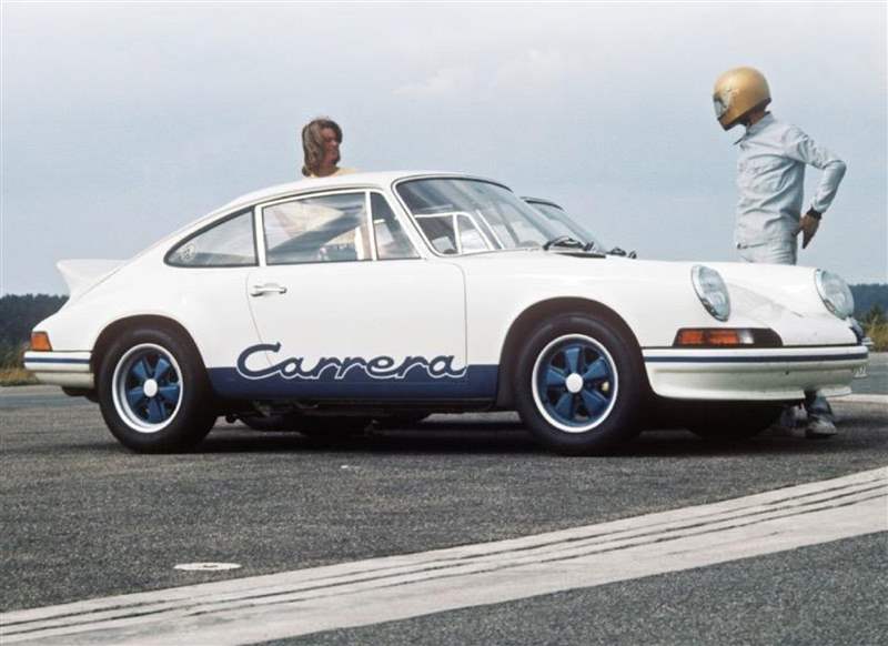 911 Carrera RS 2.7是保時(shí)捷911車系中的一款標(biāo)志性杰作,亦是首款以「Carrera」命名,并將Carrera名稱印上車身的車款。 (圖片來源:TAG Heuer) TAG Heuer聯(lián)乘Porsche Carrera五十周年限量版致敬終極賽車精神-復(fù)刻表