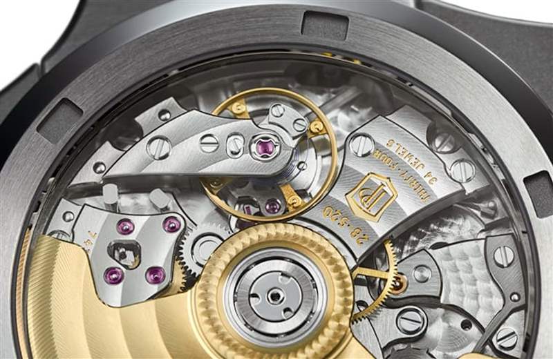 PATEK PHILIPPE Nautilus 5990/1A-011 參考價:HK$ 492,300(PATEK PHILIPPE官網) PP百達翡麗標尾會推出4款新Nautilus金鷹手表型號價格一次看-復刻表