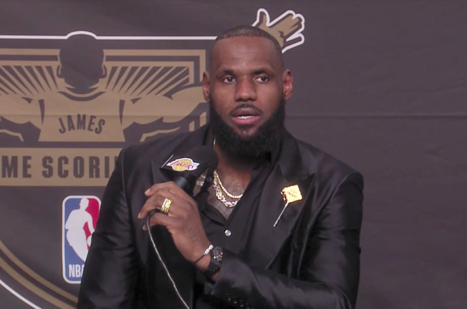 「詹皇」James躍居NBA歷史得分王 賽后訪問最愛的陶瓷表相伴-復刻表