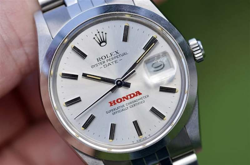 古董表選物店Wind Vintage最近上架一款勞力士Oyster Perpetual Date 15000，面盤印有本田車廠標志非常少見。 （Source：Wind Vintage）