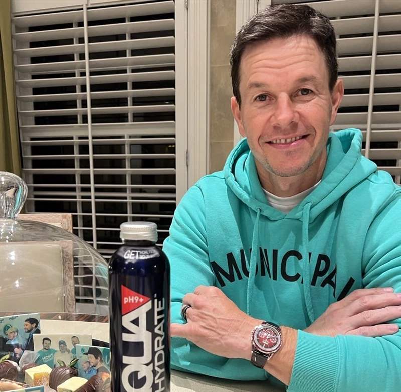 好萊塢大咖馬克華伯格最近超愛這支表到哪都要戴著它-復刻表