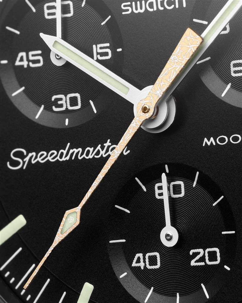 設計靈感來自夜間綻放的花朵，因為盛開的花形輪廓如同滿月的圓形，白色的花朵輪廓線條讓指針又多了些新話題。（IG@swatch）