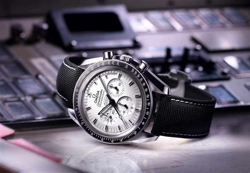 311.32.42.30.04.003的面盤(pán)走黑白漫畫(huà)風(fēng)格，包括小秒盤(pán)和面盤(pán)外緣前14分鐘刻度都有特別的設(shè)計(jì)。 （OMEGA）