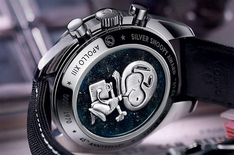 手錶底蓋刻上立體的銀史努比獎(jiǎng)?wù)?，具體而微地展現(xiàn)手錶創(chuàng)作的淵源。（OMEGA）