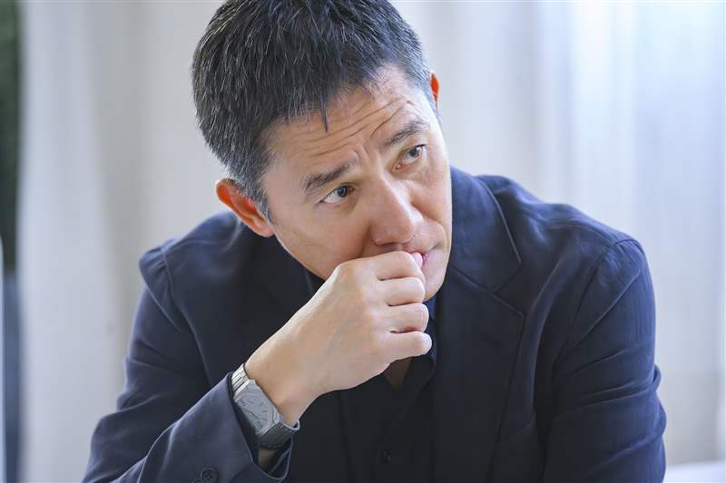 梁朝偉接受訪問時,戴上一枚BVLGARI Octo Finissimo Automatic腕錶(圖片來源:BVLGARI) 梁朝偉勇奪威尼斯終身成就獎成亞洲首例手上配飾反映個人特質(zhì)-復(fù)刻表