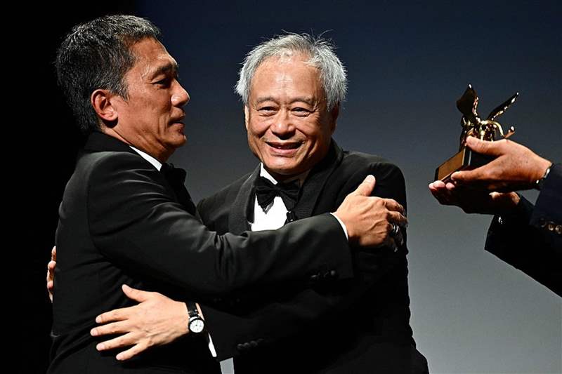 圖片來源:視覺中國 梁朝偉勇奪威尼斯終身成就獎成亞洲首例手上配飾反映個人特質(zhì)-復(fù)刻表