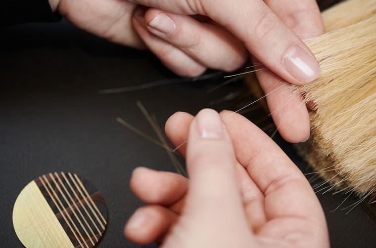 愛(ài)馬仕Slim d'Hermès懷表以馬鬃細(xì)工鑲嵌搭配雕刻工藝詮釋駿馬絲巾主題-復(fù)刻表