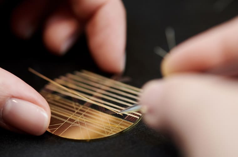 愛(ài)馬仕Slim d'Hermès懷表以馬鬃細(xì)工鑲嵌搭配雕刻工藝詮釋駿馬絲巾主題-復(fù)刻表